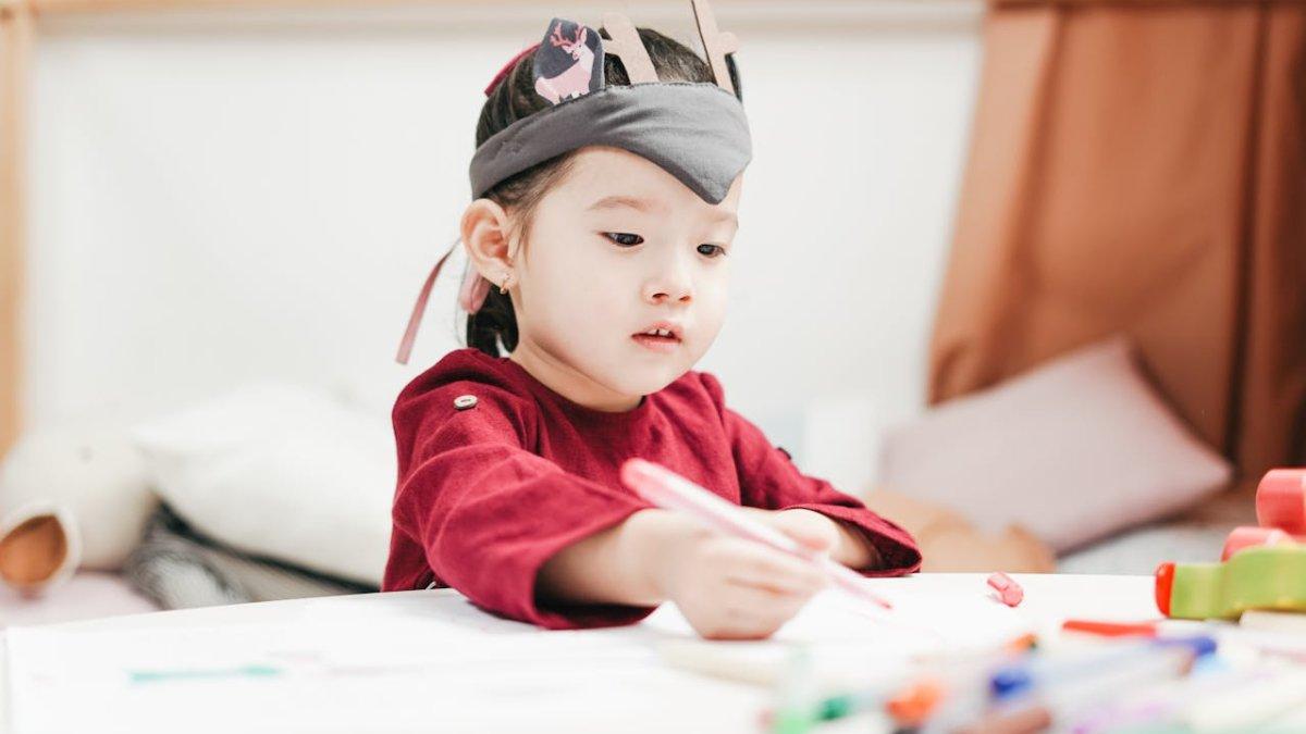 Si Kecil Susah Genggam Pensil? Kenali Keterlambatan Motorik Halus