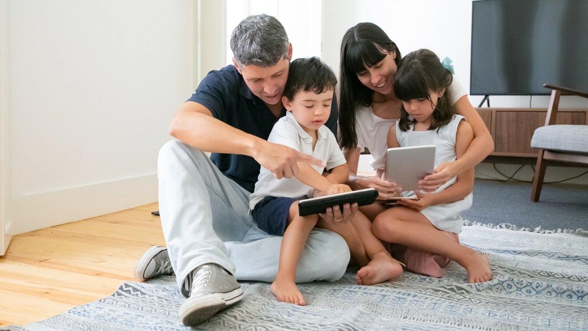 Benarkah Screen Time Berlebihan Dapat Menyebabkan Anak Terlambat Berbicara?